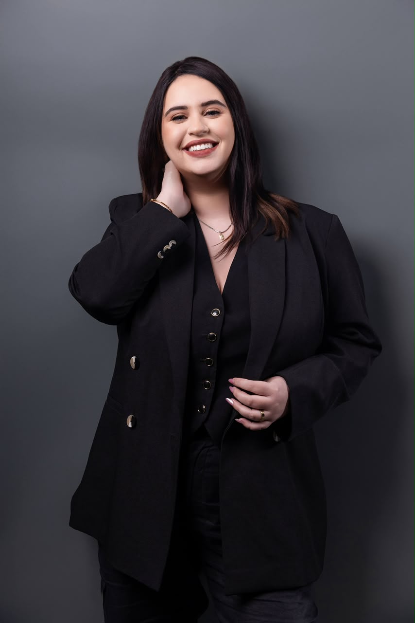 Dra. Isabela Bueno de blazer preto