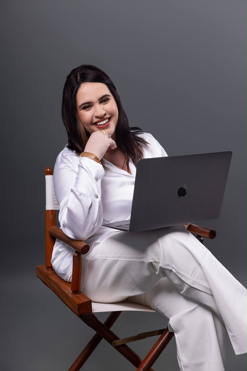 Dra. Isabela Bueno sentada com notebook