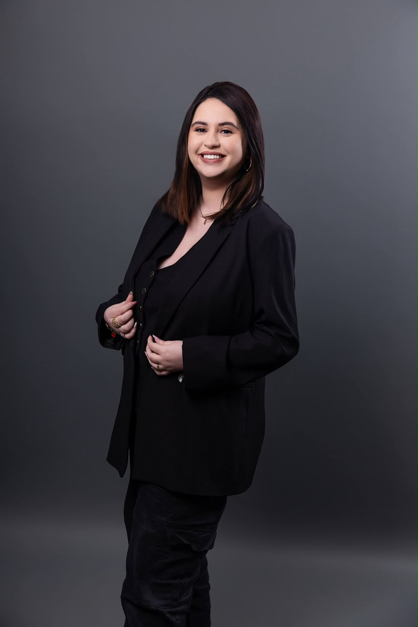 Dra. Isabela Bueno de preto, de lado