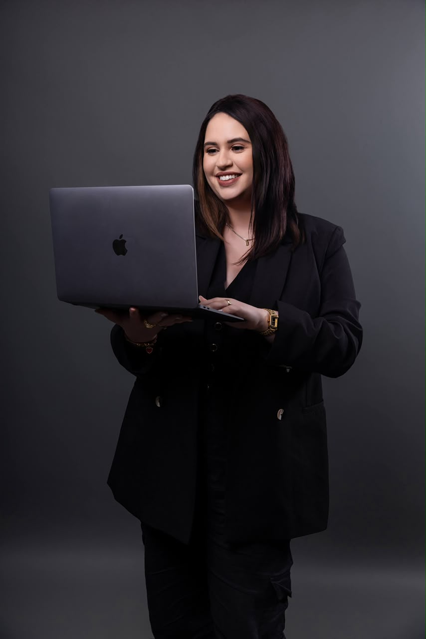 Dra. Isabela Bueno segurando um notebook